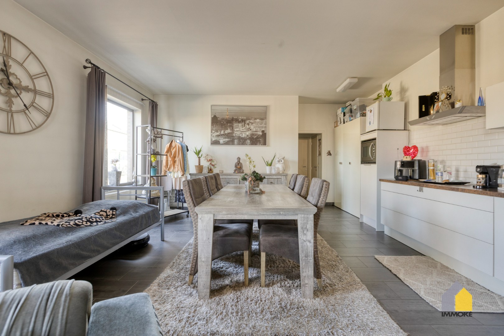 Gelijkvloers appartement (91 m²) in centrum met 1 slpk en parking. 