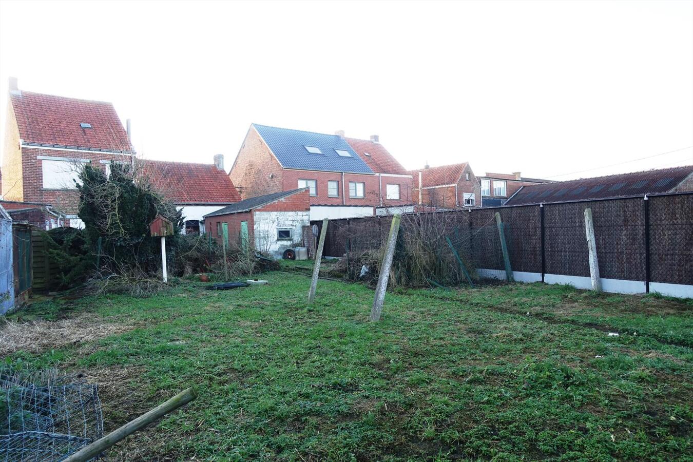 Grondig te renoveren woning op ruim perceel van 525 m² 