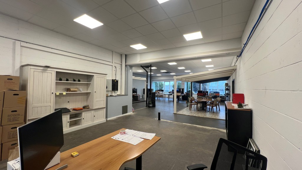 Magazijn met rolbrug en kantoren nabij N47 in Zele