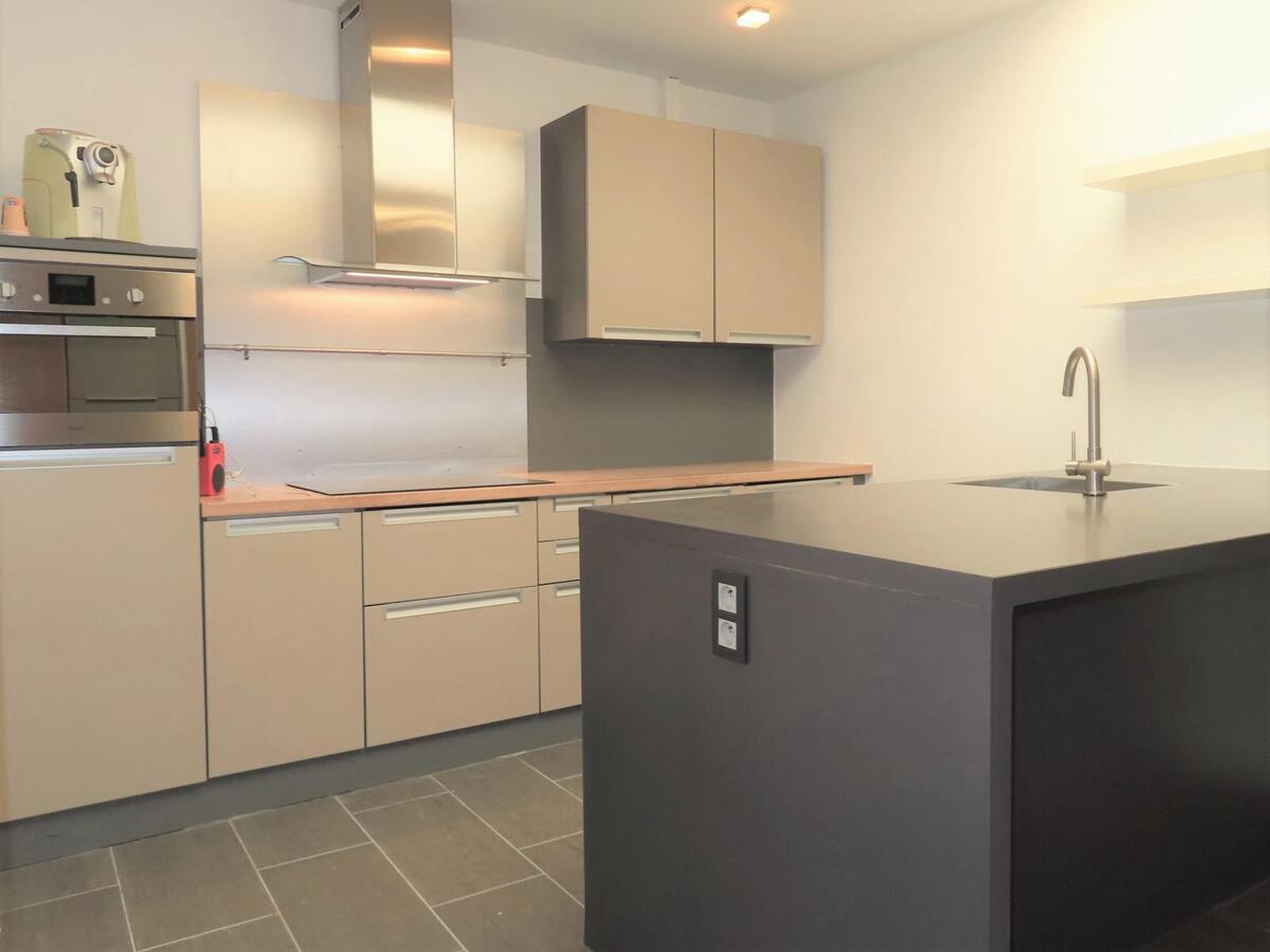 Gerenoveerde rijwoning, centraal gelegen in Hasselt. Vlakbij het centrum van Hasselt, openbaar vervoer, scholen, winkels en autosnelwegen. 