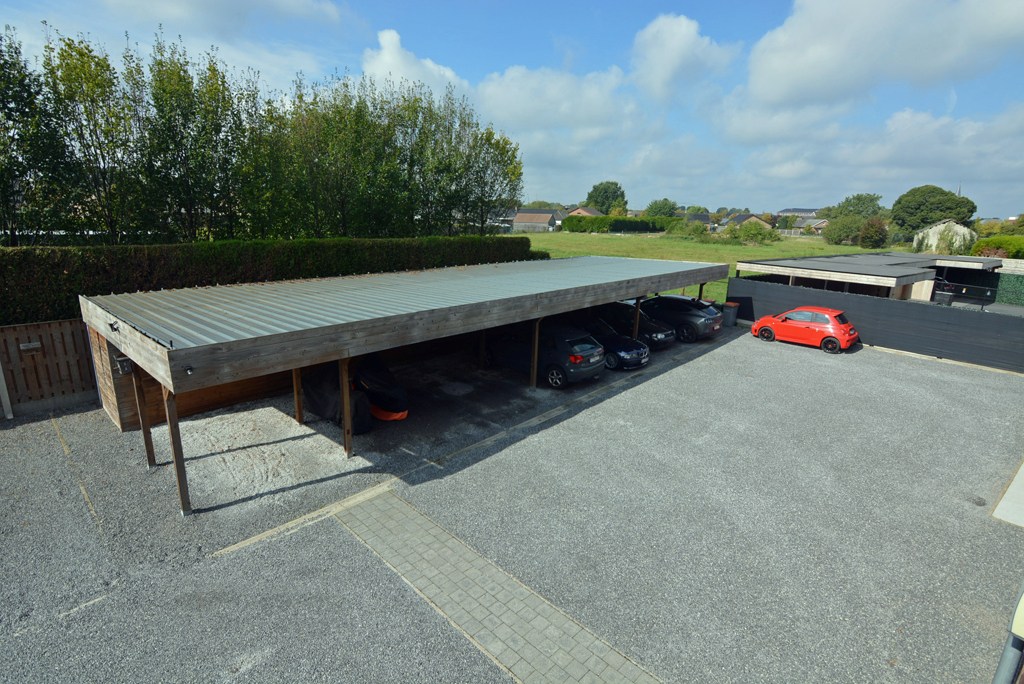 Energiezuinig duplex-appartement met 2 slpk, terras en carport met berging. 