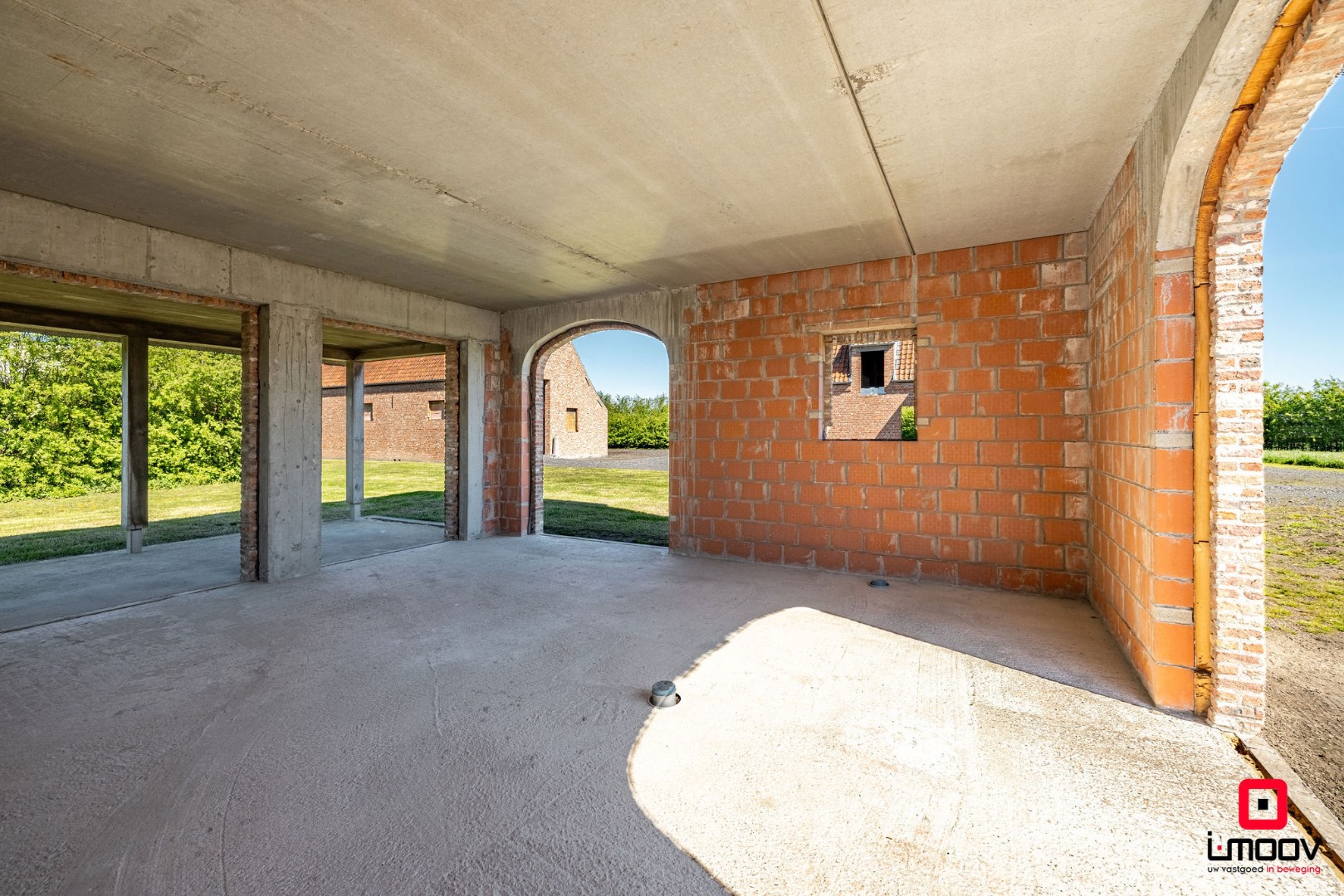 Landelijk gelegen ruwbouwhoeve met bijgebouwen op uitzonderlijk perceel van ca. 9.331 m² 