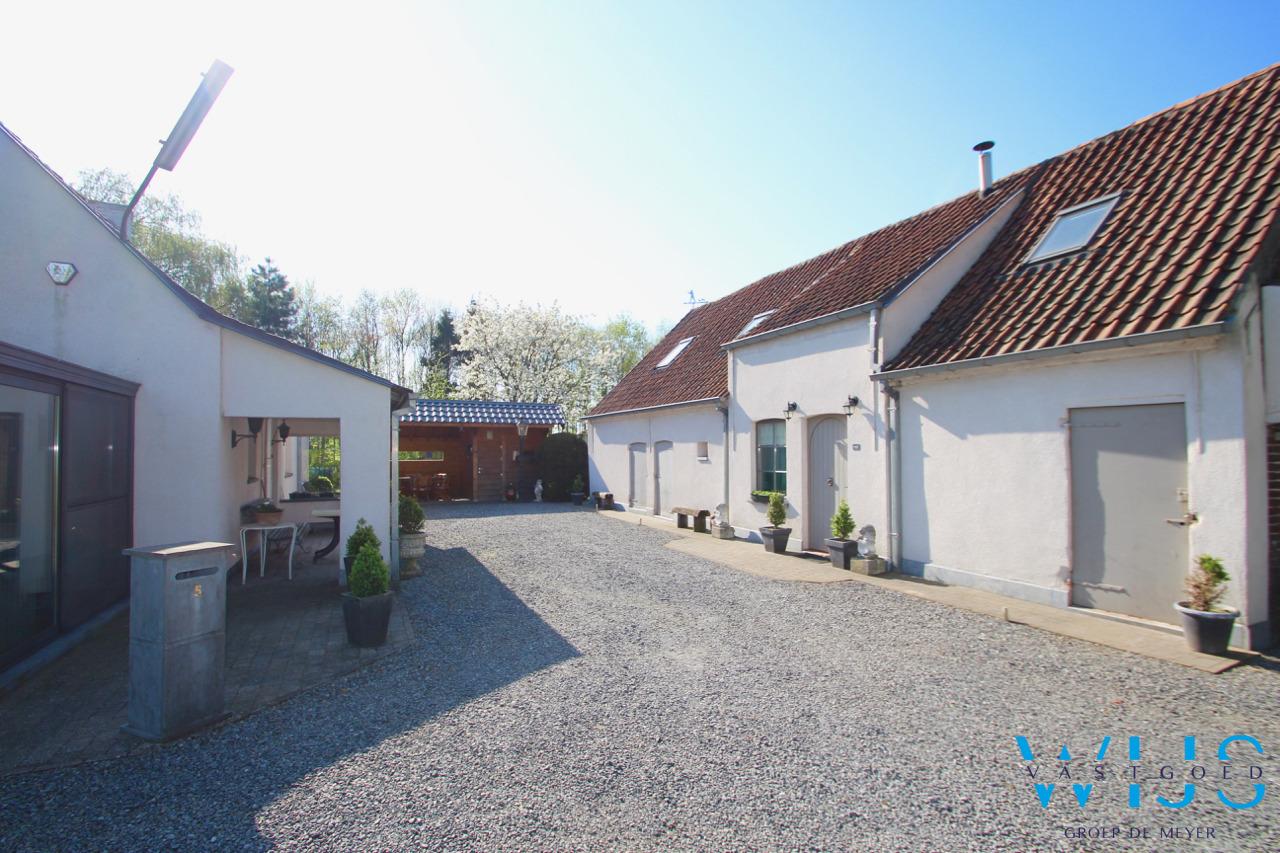 Fenomenaal gelegen Hoeve met bijgebouwen te Assenede ! 