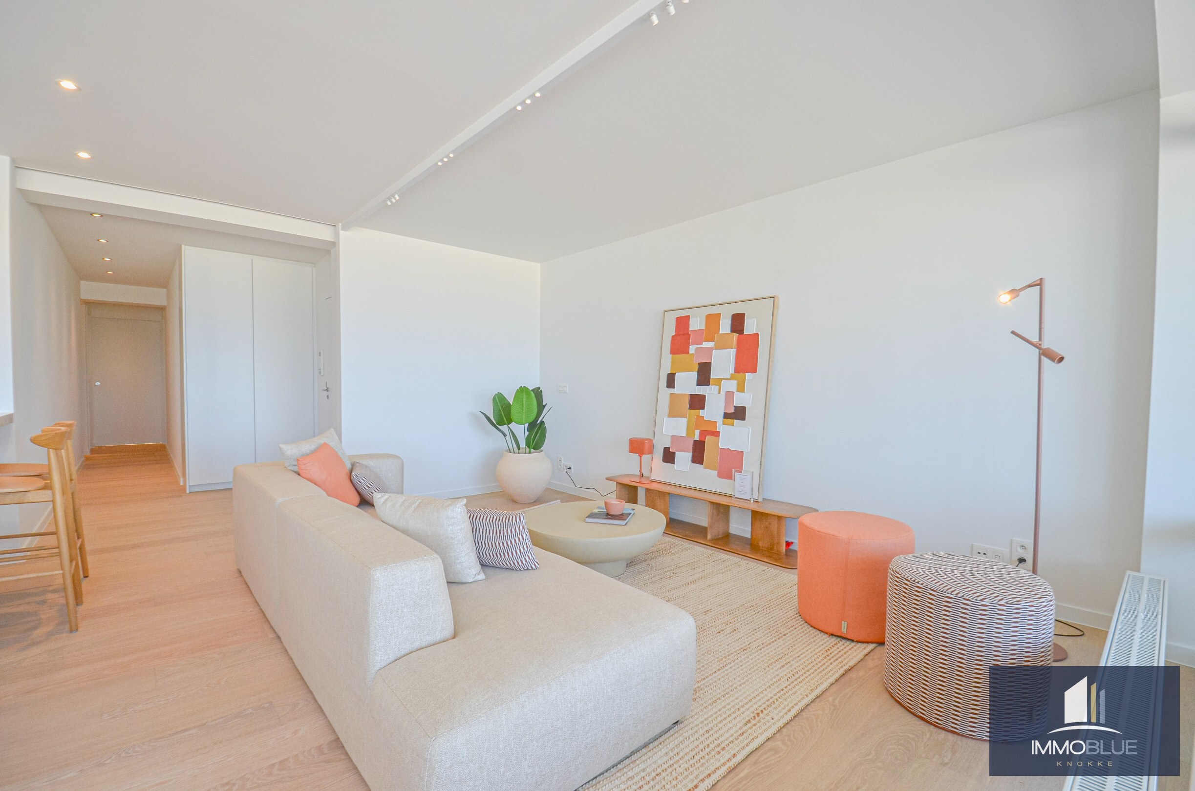 Exclusief – Stijlvol volledig gerenoveerd appartement met frontaal zeezicht. 