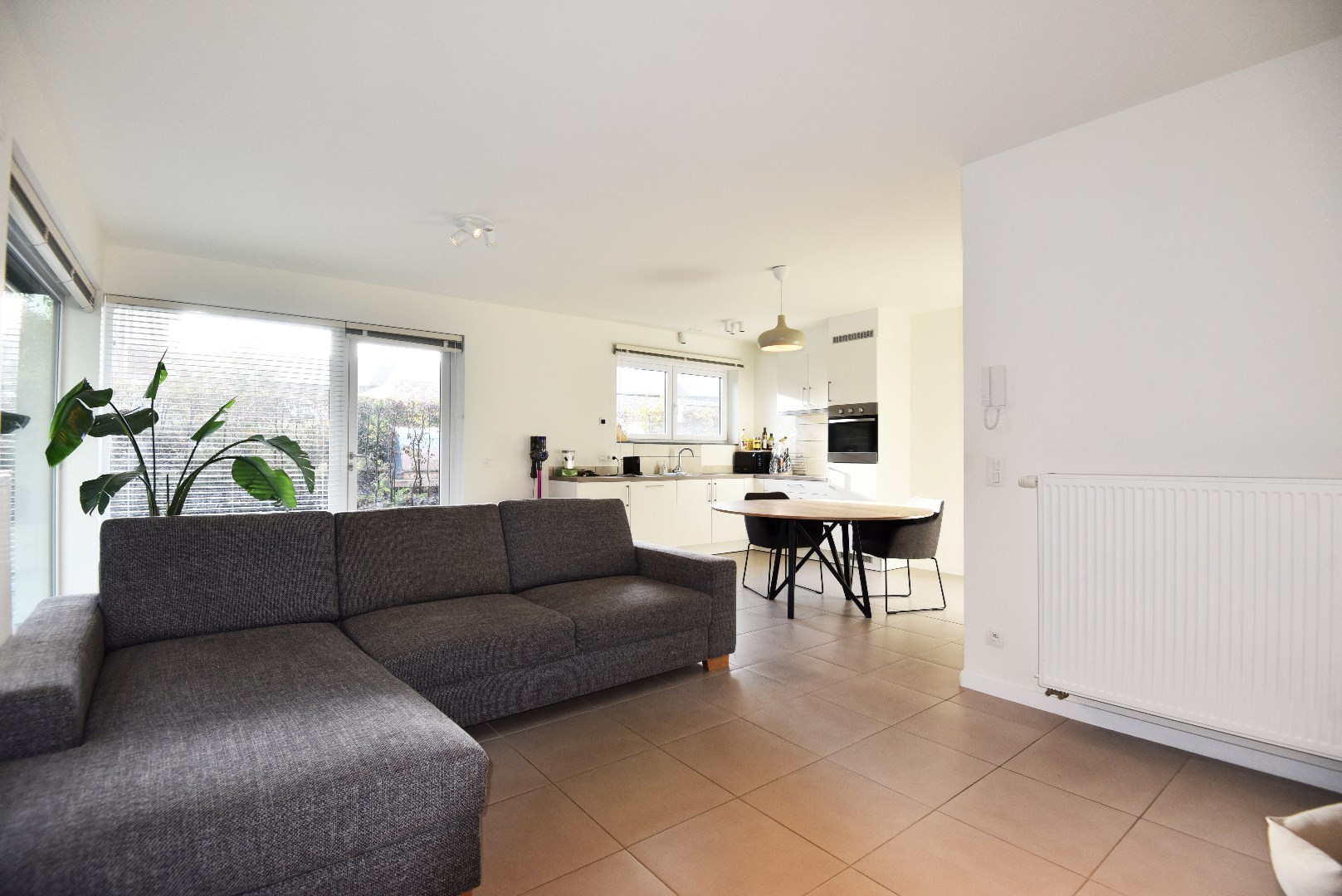 Gelijkvloers appartement met 2 slaapkamers en zonnige tuin te Maldegem centrum. 