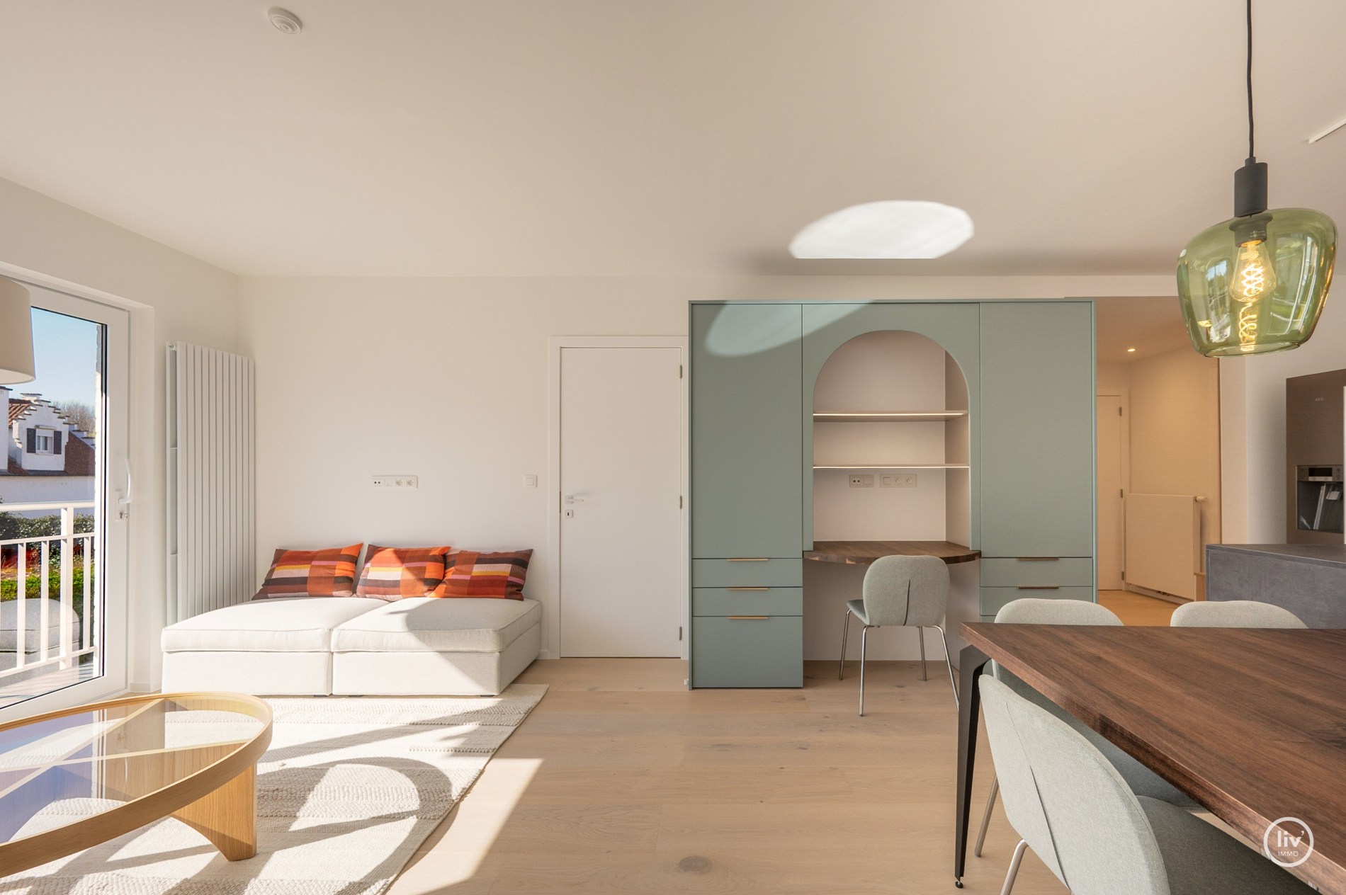 Appartement d'angle orienté au sud avec vue dégagée, situé dans une charmante résidence de villas à distance de marche de la digue de Duinbergen. 