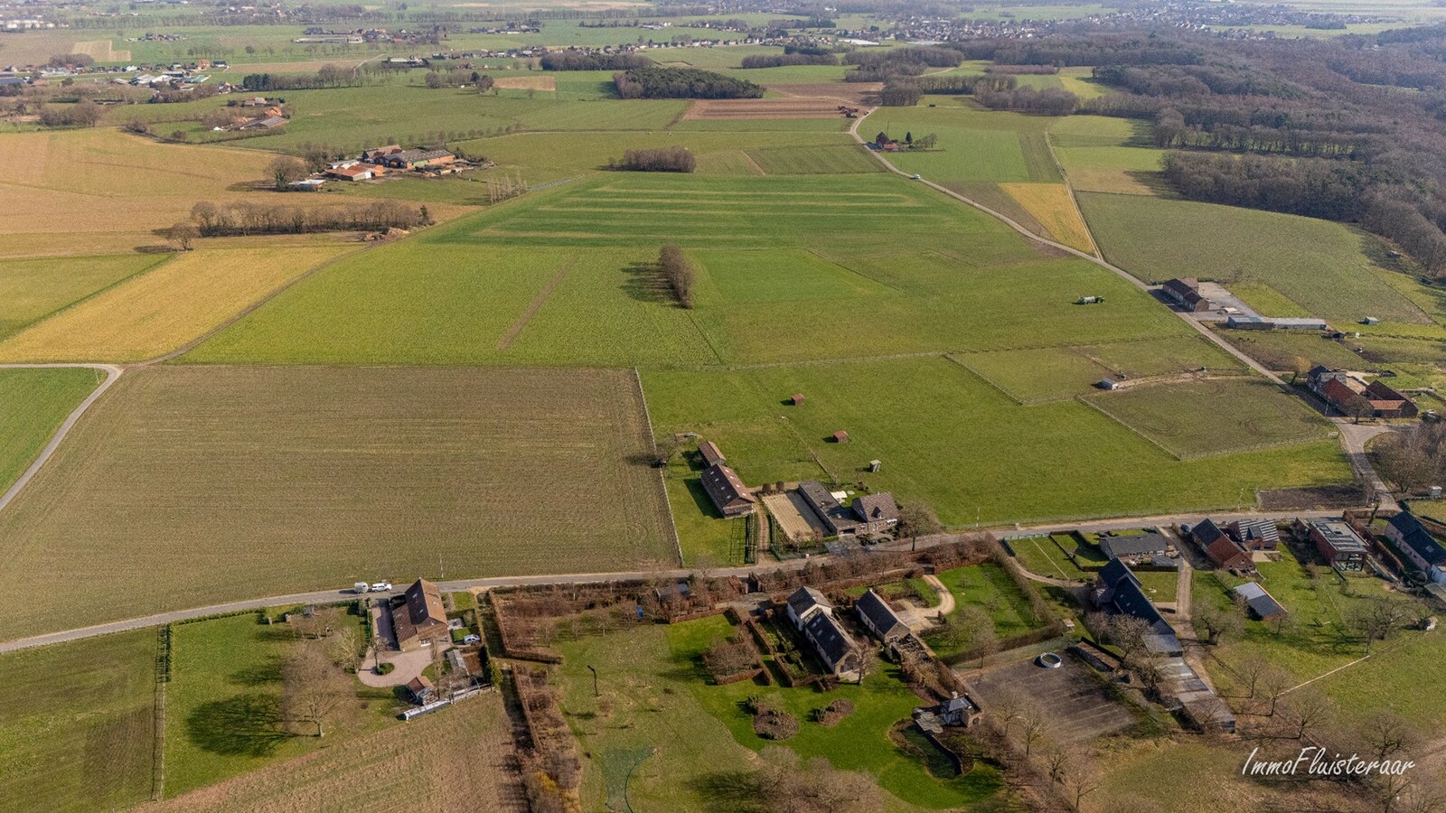 Woning met paardenstallen en buitenpiste op ca. 6,5ha te Bree 