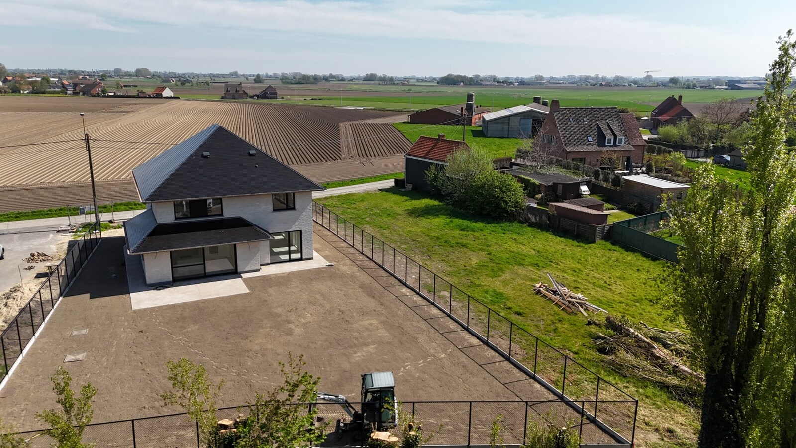 Instapklare nieuwbouwwoning met 4 slaapkamers en bureau te Kortemark 