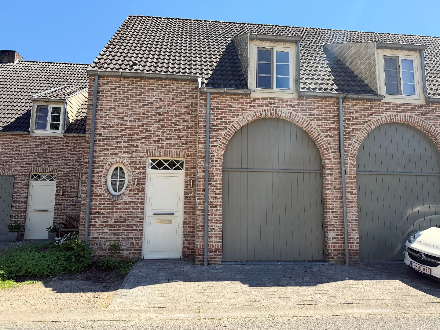 Charmante gerenoveerde rijwoning in pastoriestijl te koop in centrum Schilde 