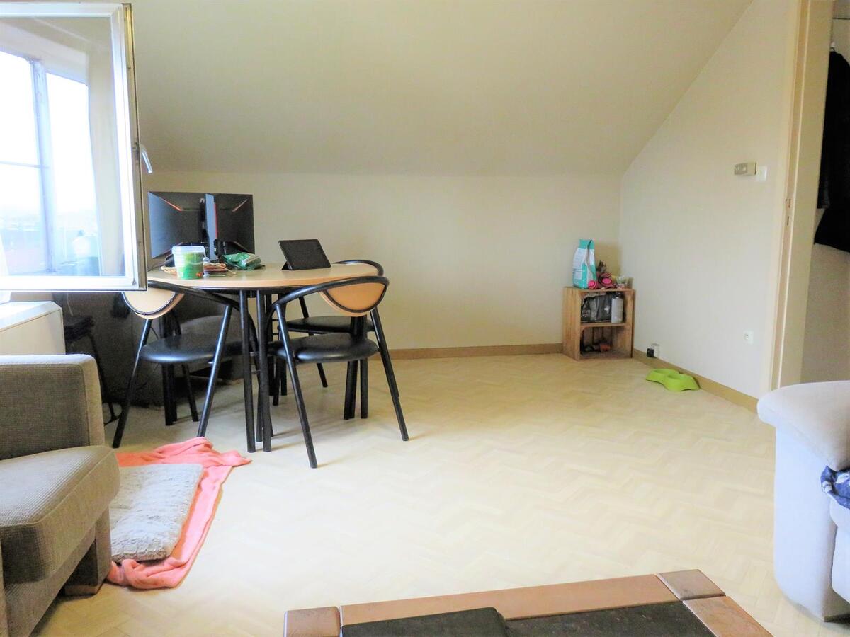 Instapklaar dakappartement met garagebox in Kuringen 