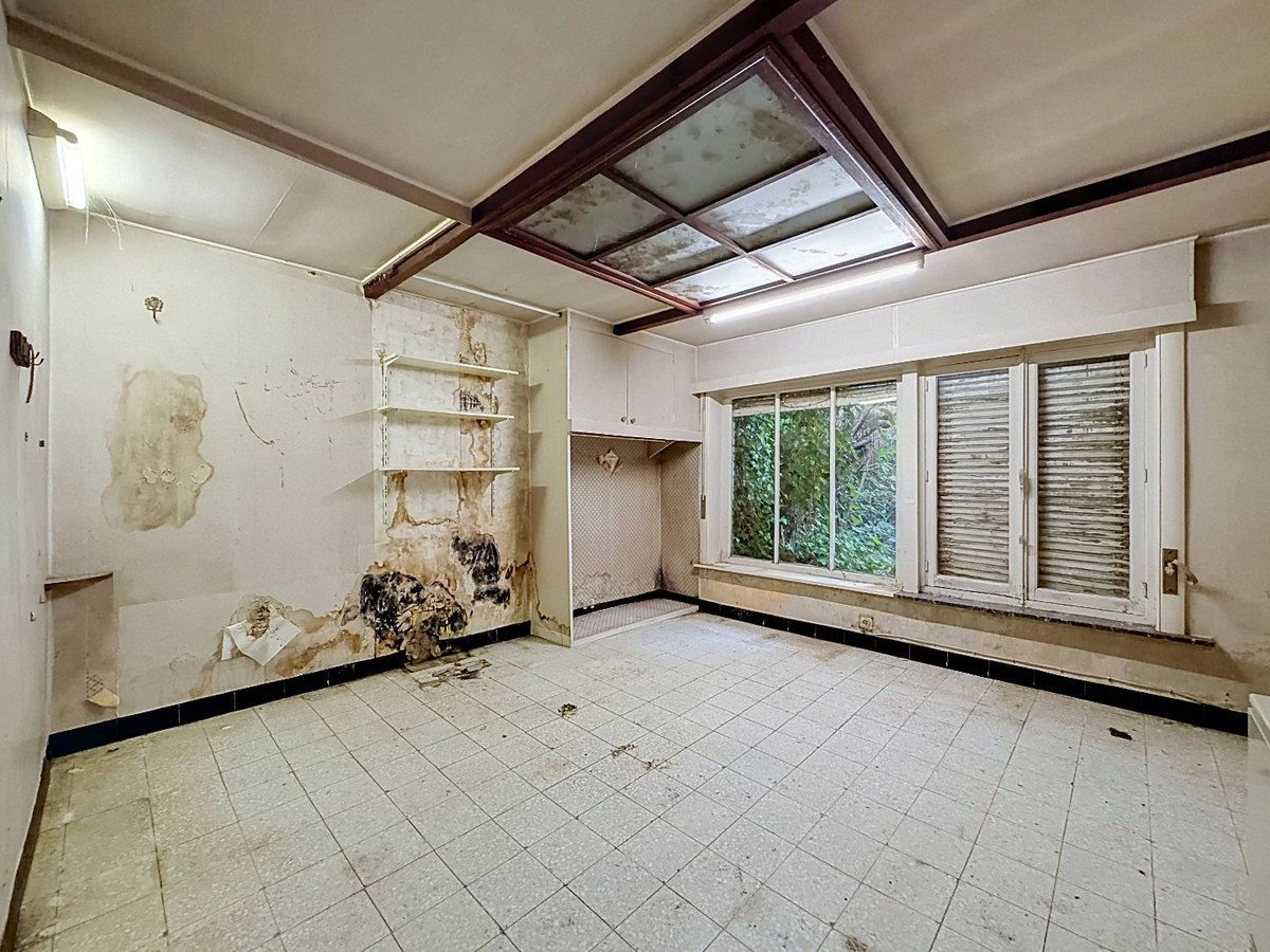 Ruime, te renoveren woning met garage en tuin te Bevegem 