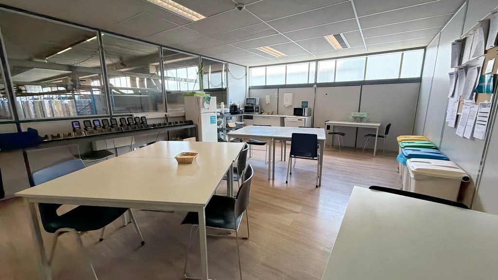 Magazijn met loskades en kantoor te huur vlakbij haven van Antwerpen