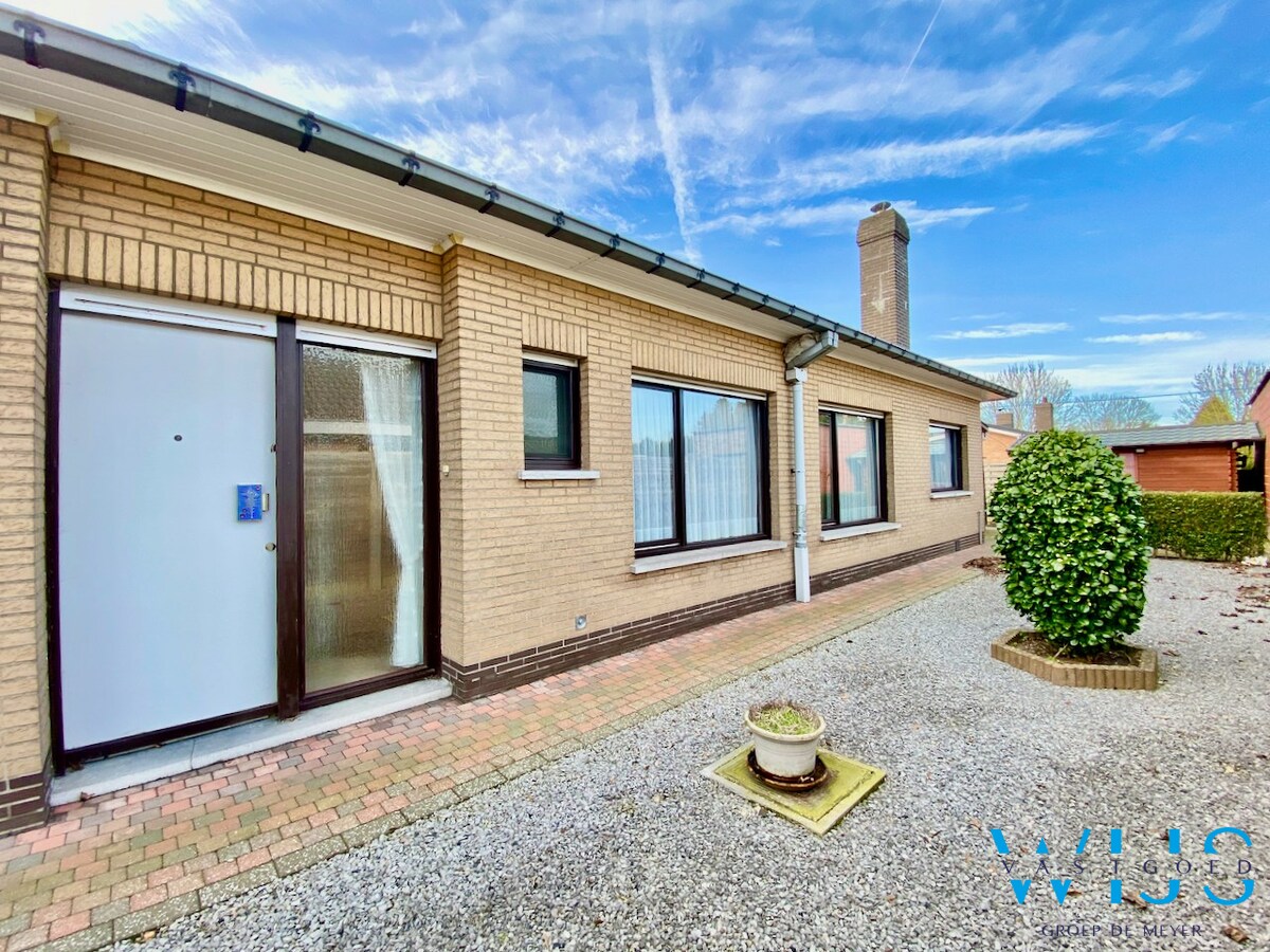 Ruime bungalow op een ideale locatie te Ertvelde ! 