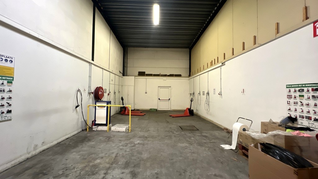 Magazijnen met kantoren te huur in Industriepark Drongen