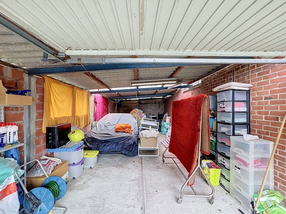 Woning met veel opbergruimte te Zomergem! 