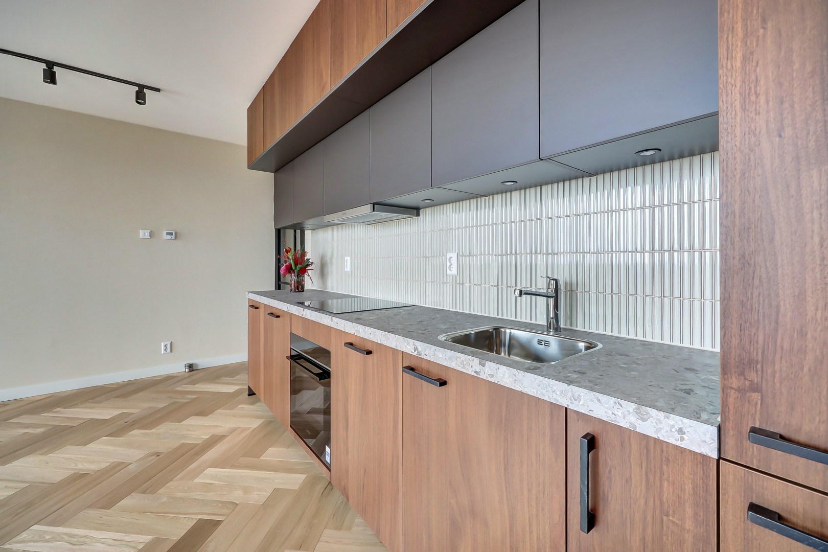 Nieuw en instapklaar 3-kamer appartement op de zevende verdieping met luxe keuken en badkamer, riant uitzicht over de omgeving en naar het centrum van Rotterdam. 