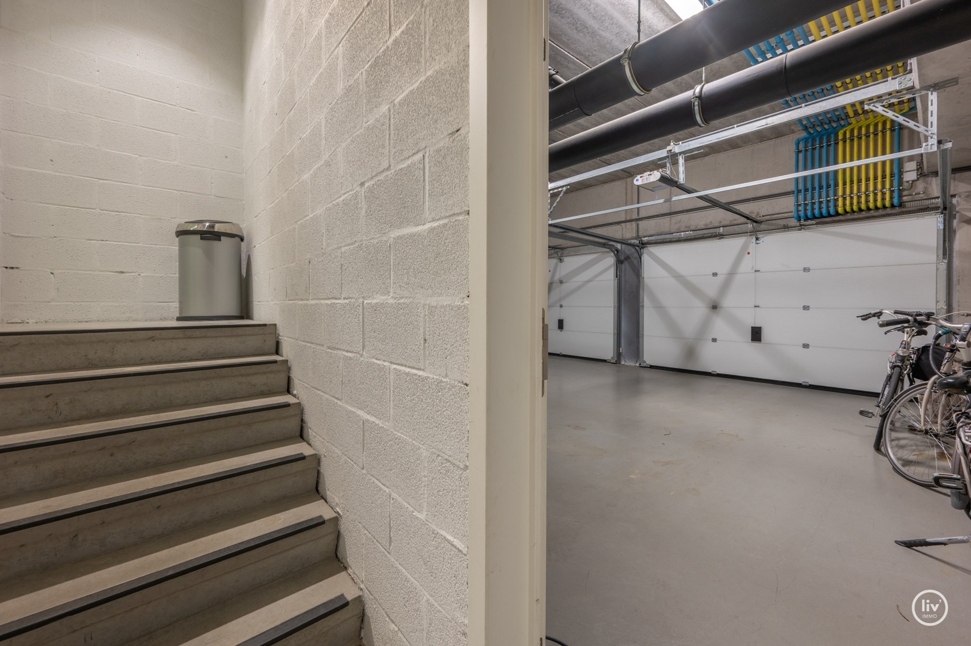 Breed en luxueus afgewerkt tuinappartement met wijde zichten op het meer. 