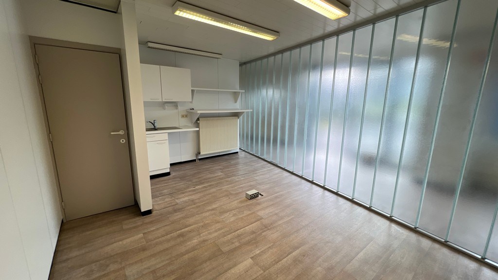 Bedrijfsgebouw met laadkades en kantoren te koop in Ronse