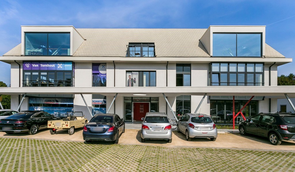 Kantoren te huur op zichtlocatie langs Kortrijksesteenweg in Sint-Martens-Latem