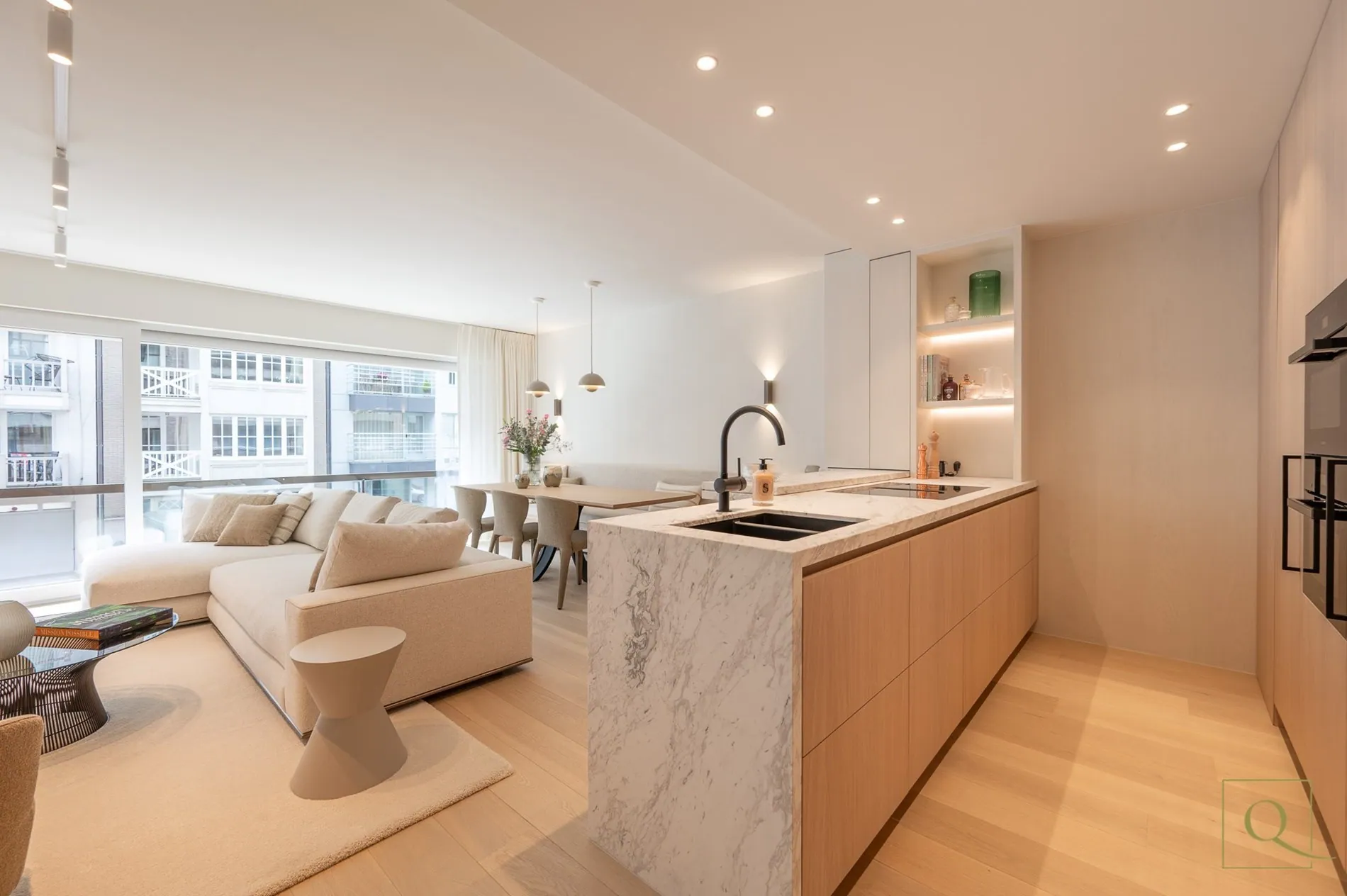 Magnifique appartement rénové de 3 pièces situé au centre de la Van Bunnenlaan avec une grande terrasse.