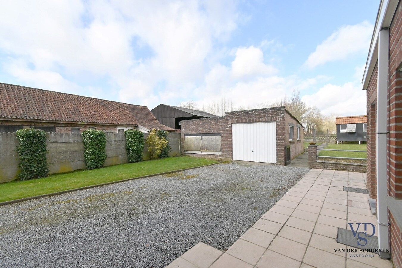 Half Open gezinswoning met potentieel 