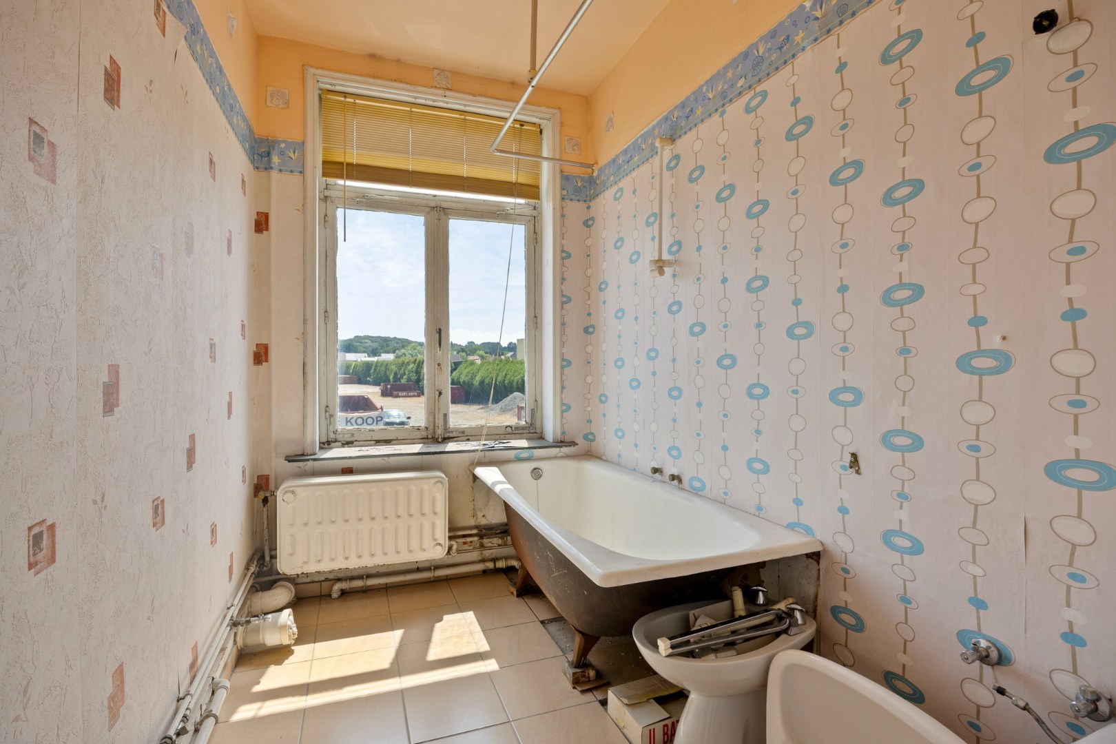 Ruime te renoveren woning met 3 slaapkamers in Lubbeek met doorgang langs het perceel van de buren. EPC: 736 KWH/m² 