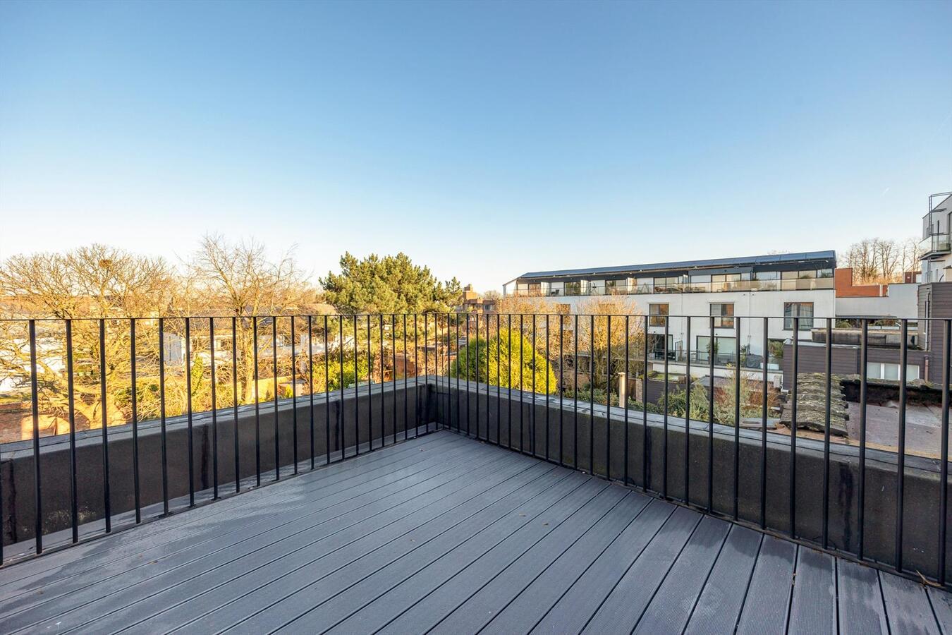 Gerenoveerd appartement met ruim terras te Mortsel! 