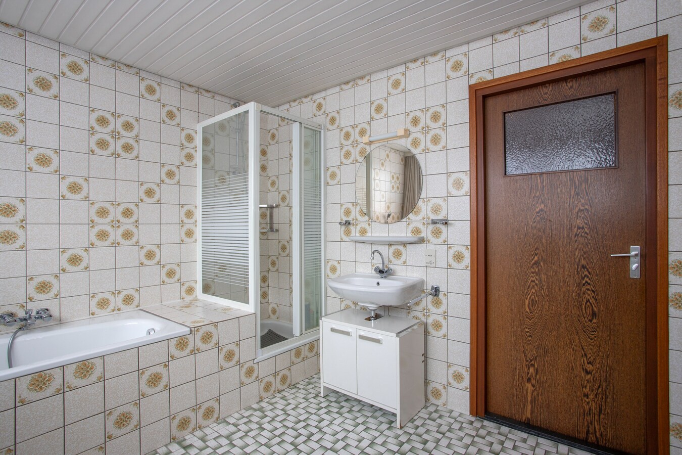 Degelijke vrijstaande woning met groot bijgebouw gelegen op een hoekperceel in Hooge Mierde. 