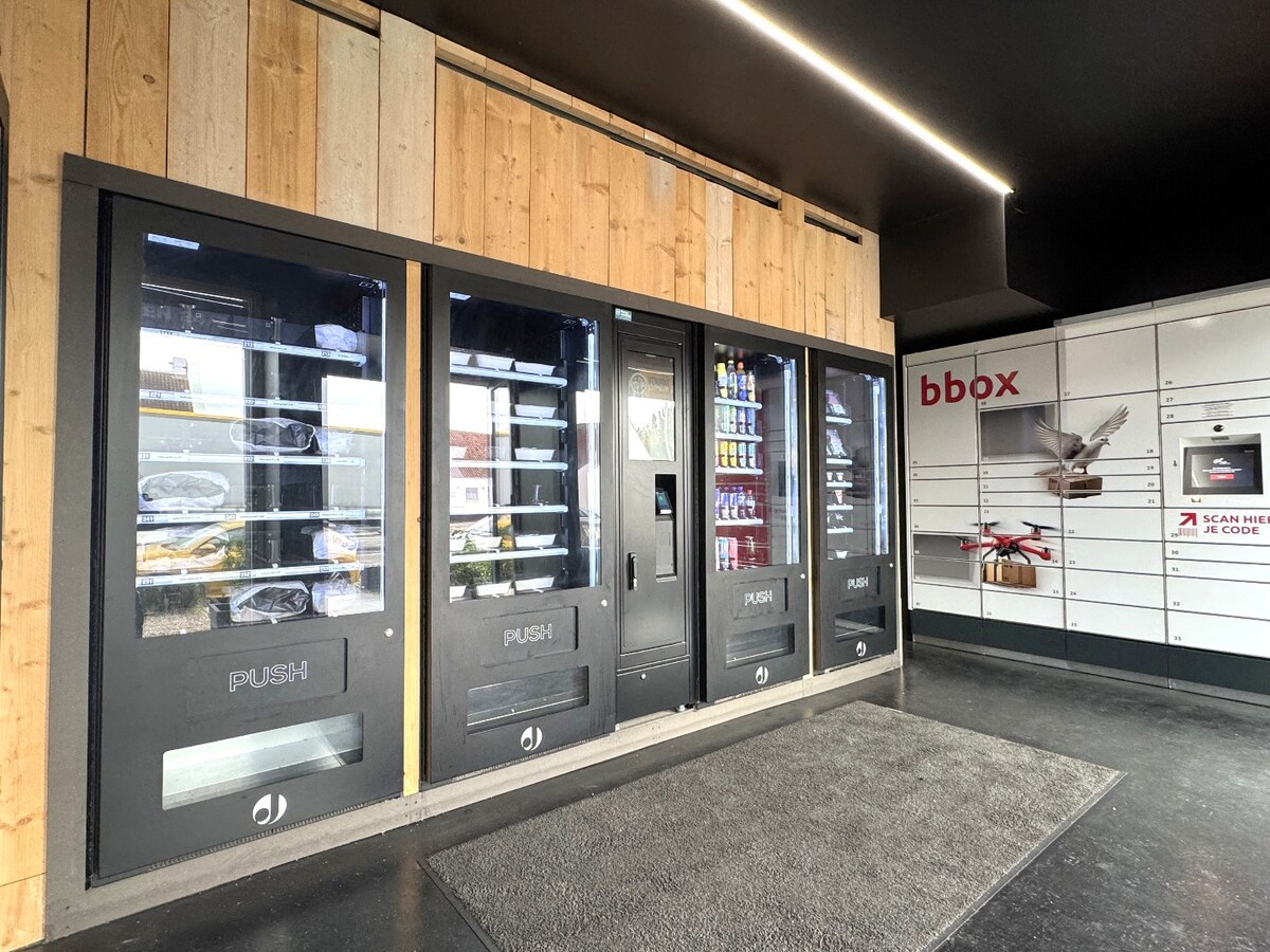 Handelshuis met automatenshop, woongelegenheid en parkeerplaats in hartje Lissewege 