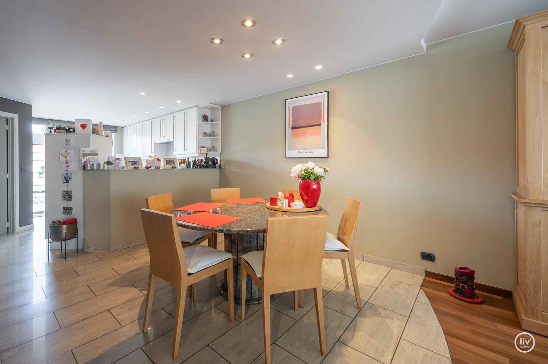 Fraaie bel-étage woning in het centrum van Knokke met Schoonheidssalon op het gelijkvloers. 