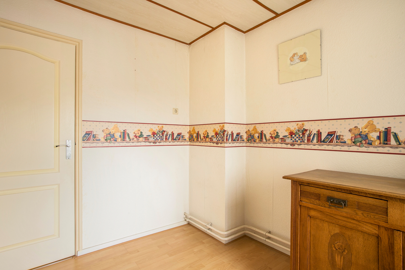 Hoekwoning met garage, carport, overkapping en bergingen gelegen op 326m2 in het centrum van Bladel. 