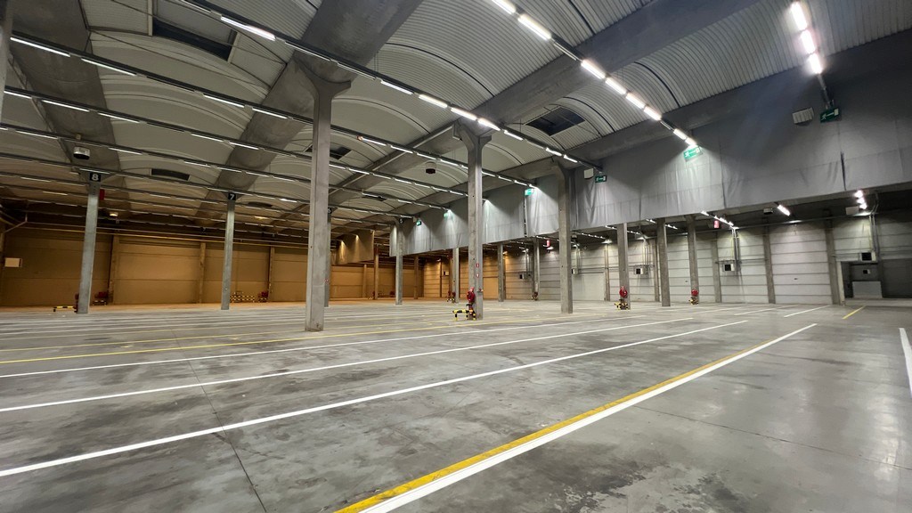 Logistieke loodsen met laadkades te huur in Sint-Niklaas