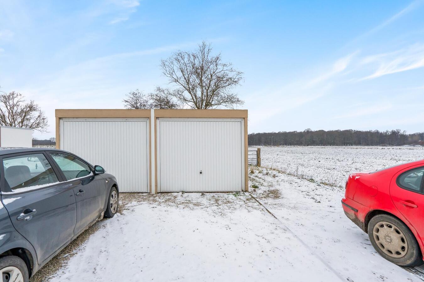 Landelijk gelegen, ruime halfopen woning met garage. 