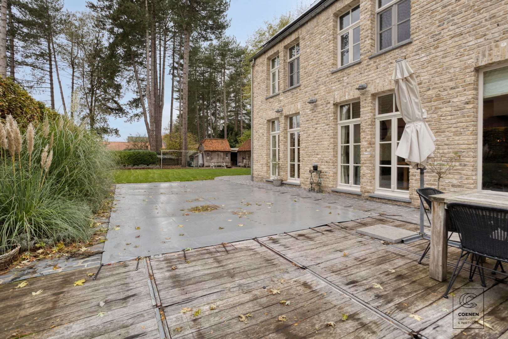 Prachtige woning met een bew. opp. van 302 m², 6 slpk, 3 bk en prachtige tuin met zwembad 