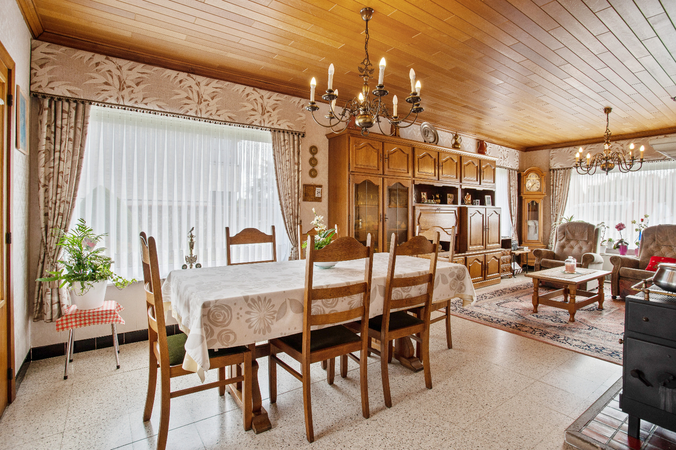 Centraal gelegen woning met 5 slaapkamers op ruim perceel van 982m² 