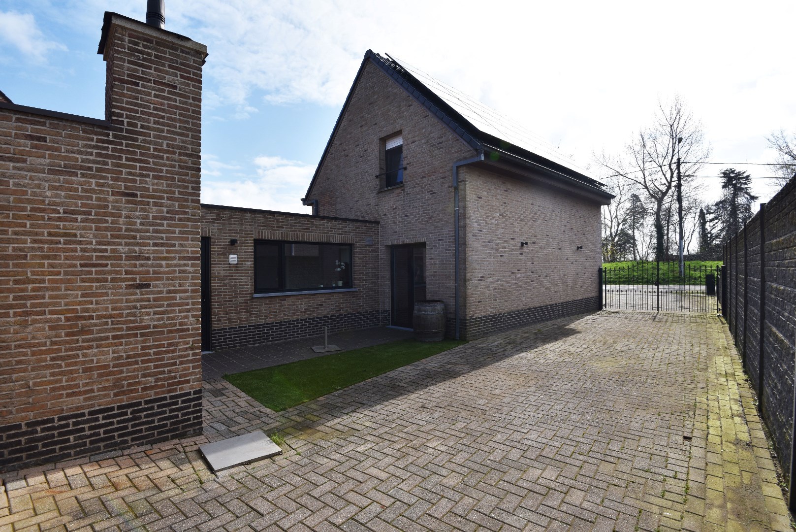 Gerenoveerde open bebouwing met 3 slaapkamers, terras en garage 