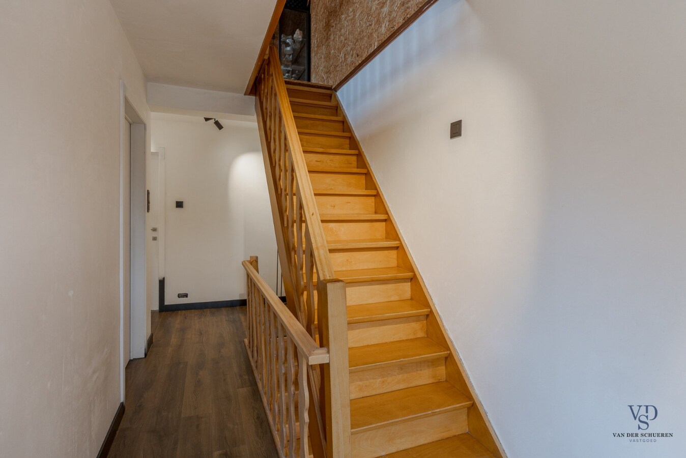 Ruime, deels gerenoveerde Half Open Bebouwing 