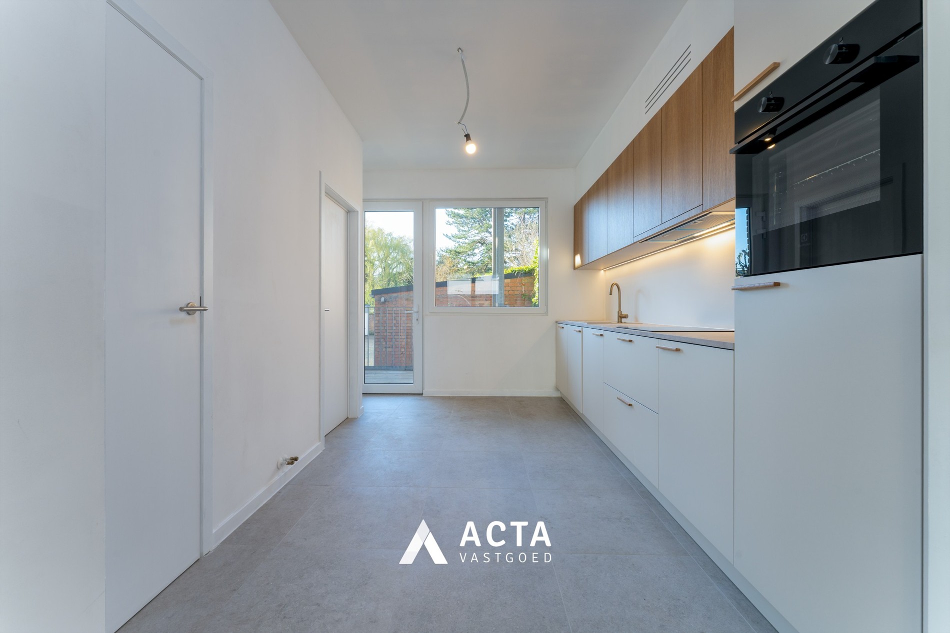 Recent gerenoveerd gelijkvloers appartement nabij centrum 