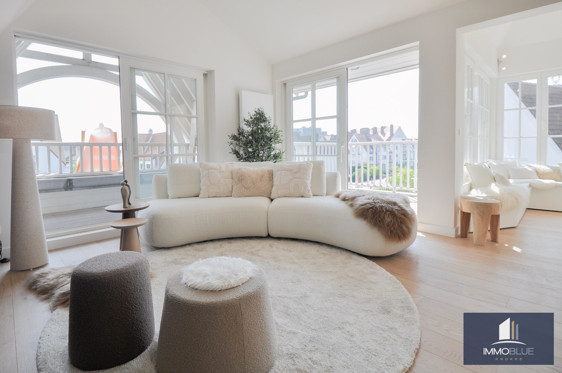 Appartement entièrement rénové avec de grandes terrasses ensoleillées. 