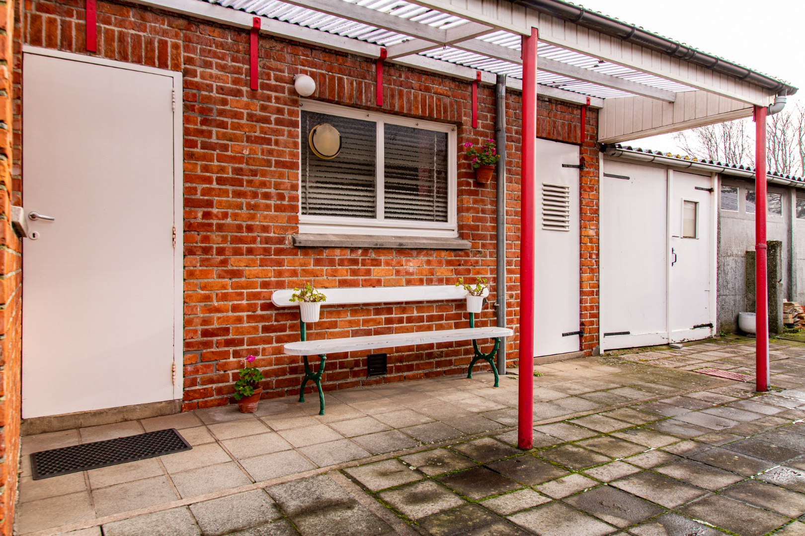 Op te frissen HoB met 3 slpks, rustig gelegen te Adegem 