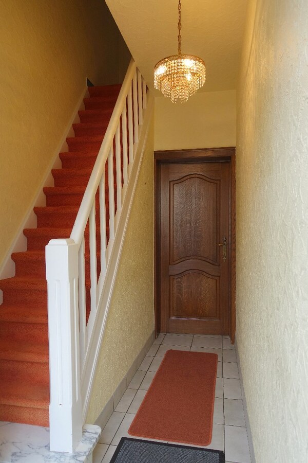 Rustig gelegen instapklare rijwoning met nabij gelegen garagebox 