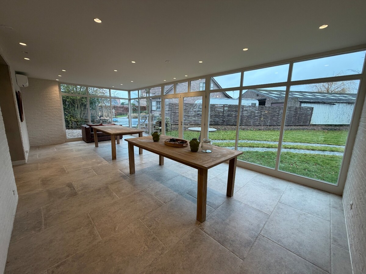 Multifunctioneel commercieel pand op toplocatie. 