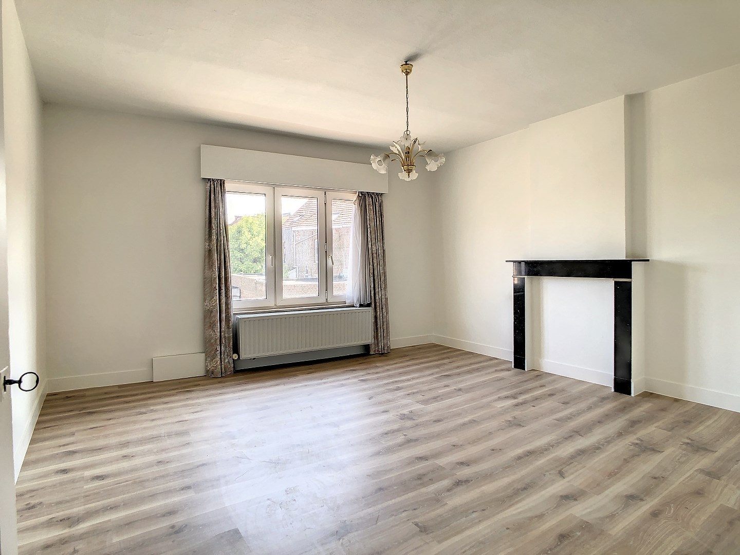 Centraal gelegen woning met twee ruime slaapkamers, zonnige tuin en droge kelder - EPC 252 kWh/m² - bewoonbare oppervlakte van 143 m² 