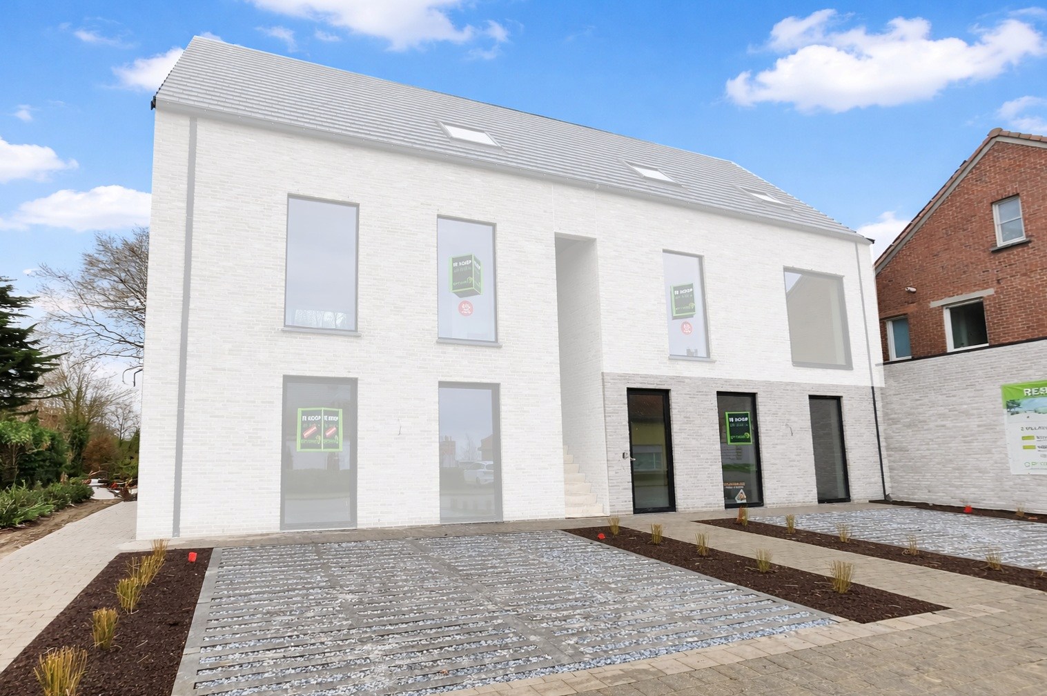 Afgewerkte woning met 2 slaapkamers &amp; ruim zonnig terras en tuin + autostaanplaats en berging 