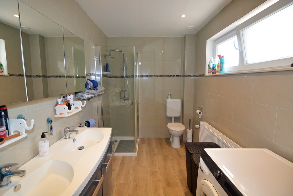 Gelijkvloers appartement met 3 slpks, veranda, tuin en garage 