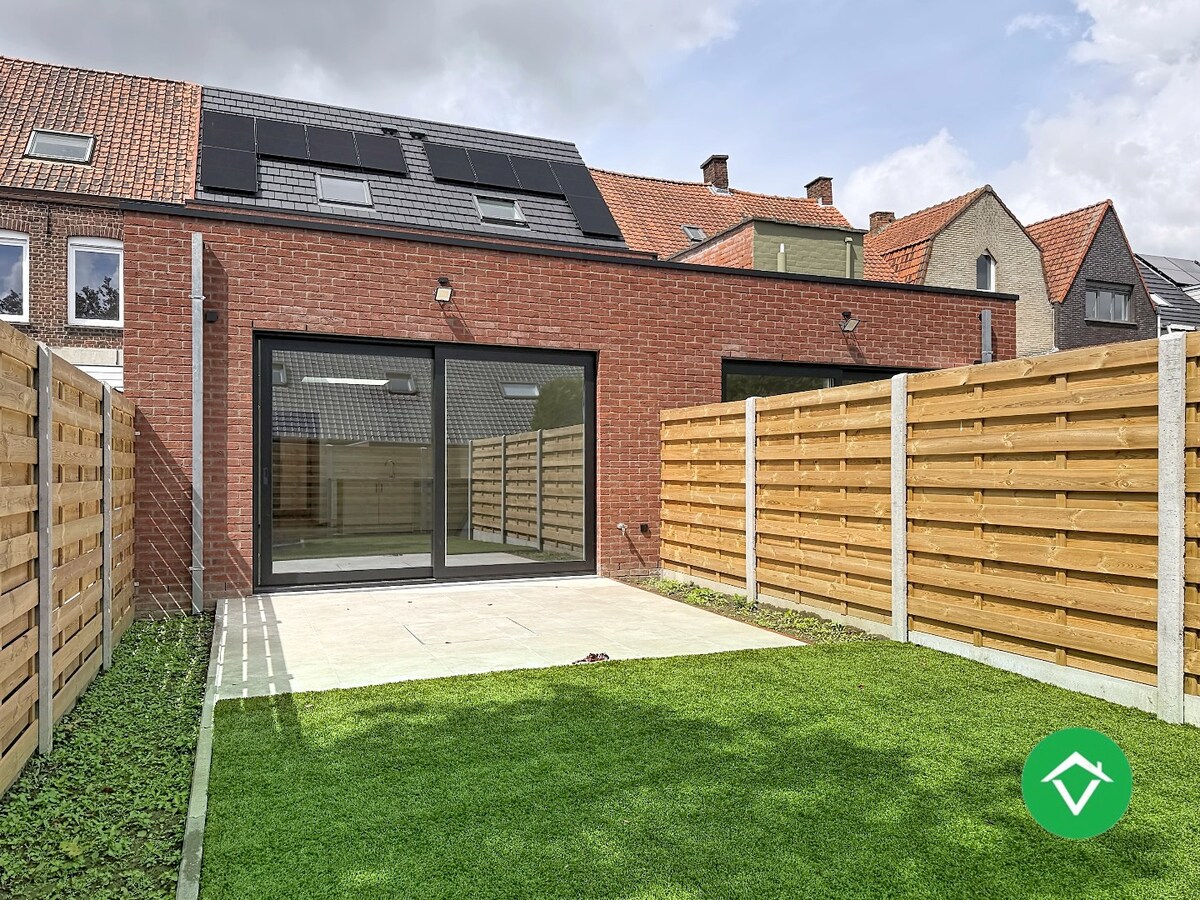 Centraal gelegen nieuwbouwwoning met 3 slaapkamers, tuin en overdekte autostaanplaats 