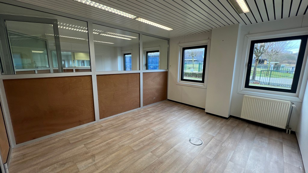 Bedrijfsgebouw met laadkades en kantoren te koop in Ronse