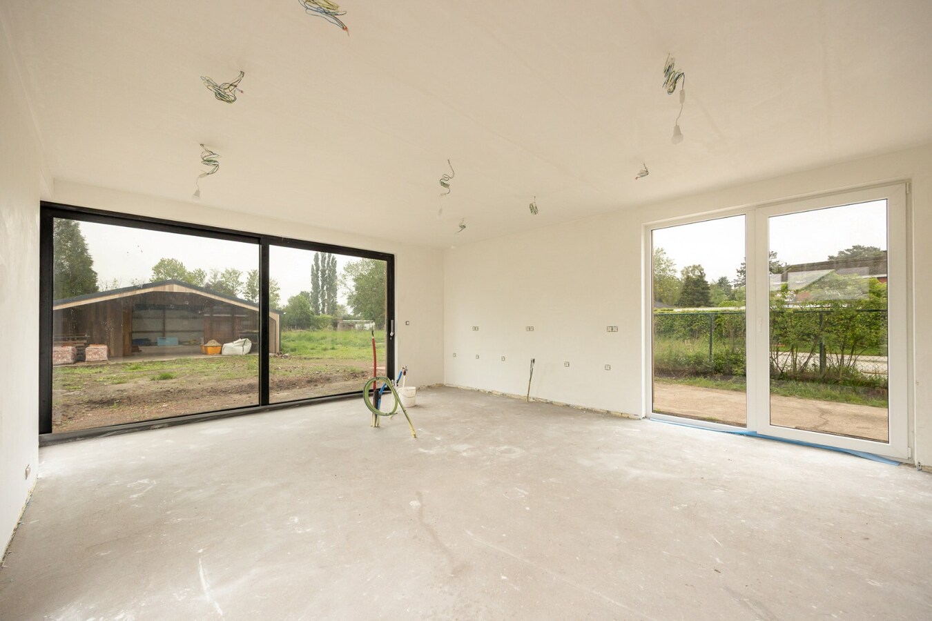 Vernieuwbouwwoning met ruim nieuwbouwmagazijn van 155 m² 