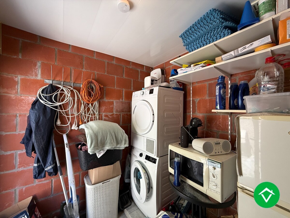 Instapklare woning met drie slaapkamers, tuin met uitweg, zolderkamer te Roeselare 