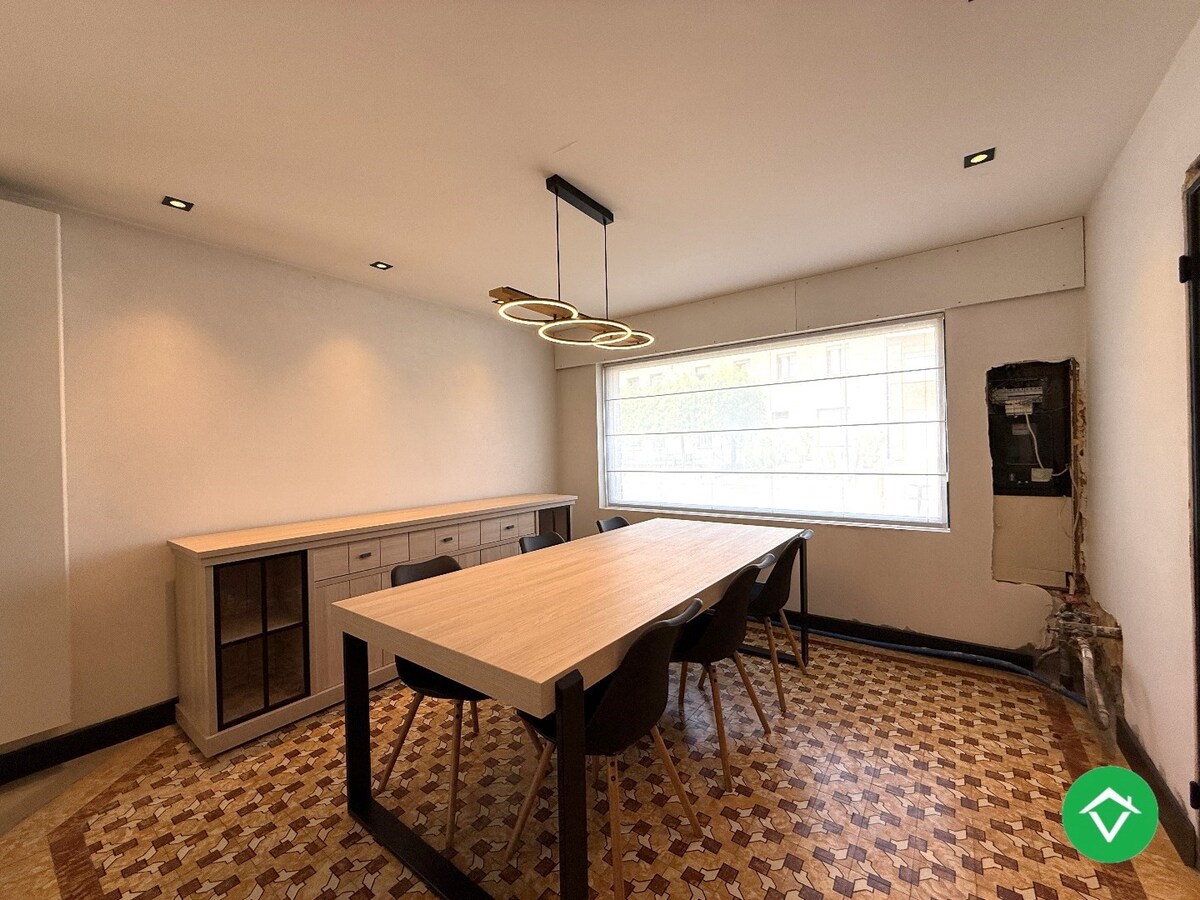 Charmante woning met twee slaapkamers, diepe tuin en ruime garage 